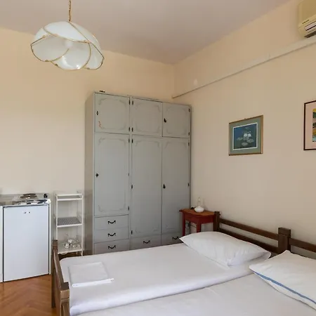 Maha Guest house *